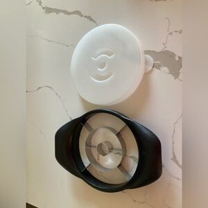 Pampered Chef Pineapple Wedger #2416 cores halves peels steel protective cover